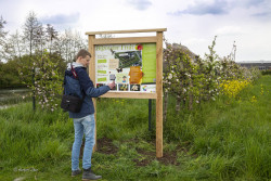 Harm bij het Infobord Fruit - Foto Herbert Ziher Harm bij het Infobord Fruit - Foto Herbert Ziher